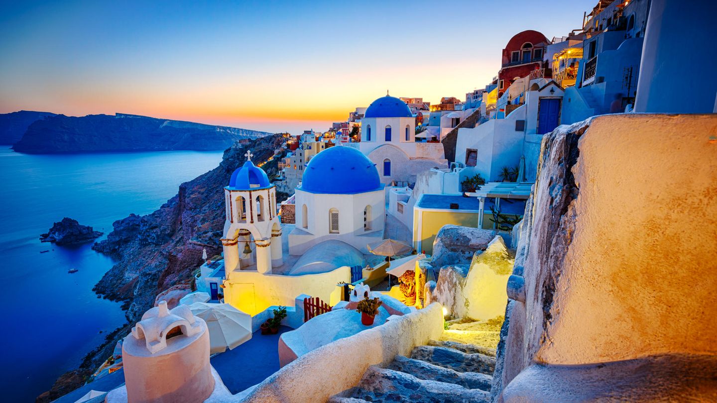 Santorin, Griechenland: Zügellose Romantik und tolle Sonnenuntergänge  Santorin ist die Sorte Ort, die einen überhaupt erst auf den Gedanken bringen konnte, zu heiraten. Wer die Kykladeninsel mit einem Partner besucht, wird sie garantiert nicht unverlobt wieder verlassen. Die hübschen weißen Häuser am Hang eines Vulkankraters wirken romantisch. In einem Boutiquehotel kann man auf einer Privatterrasse regionale Weine genießen, während die Sonne im glitzernden Meer versinkt.