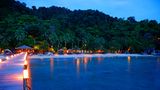 Tioman, Malaysia: Wasserfälle, lokales Leben, sensationellen Sand  Der Westen ist zwar am besten, wenn es um malaysische Strände geht, Pulau Tioman aber, 56 Kilometer vor der Ostküste der Halbinsel Malaysia im Südchinesischen Meer gelegen, hat ebenfalls einige der traumhaftesten zu bieten. Der feine Sand und das warme, kristallklare Wasser umrahmen ein urtümliches Binnenland mit Wasserfällen und Urwald und voller Abenteuer. Entspannte Fischerdörfer sorgen für lokales Flair.
