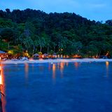 Tioman, Malaysia: Wasserfälle, lokales Leben, sensationellen Sand  Der Westen ist zwar am besten, wenn es um malaysische Strände geht, Pulau Tioman aber, 56 Kilometer vor der Ostküste der Halbinsel Malaysia im Südchinesischen Meer gelegen, hat ebenfalls einige der traumhaftesten zu bieten. Der feine Sand und das warme, kristallklare Wasser umrahmen ein urtümliches Binnenland mit Wasserfällen und Urwald und voller Abenteuer. Entspannte Fischerdörfer sorgen für lokales Flair.