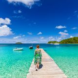 St. Vincent & die Grenadinen, Karibik: Insel-Hopping  Die 32 kleinen Eilande, die zu den Inseln über dem Winde gehören, sind ideal für Bootstouren in der Karibik (ohne Privatjacht). Fähren tuckern die Inselkette auf und ab, bieten an Bord lokale Kultur und lassen einen die passendste Insel finden – ob unberührtes Union oder exklusives Canouan.