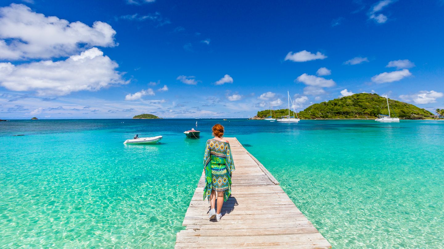 St. Vincent & die Grenadinen, Karibik: Insel-Hopping  Die 32 kleinen Eilande, die zu den Inseln über dem Winde gehören, sind ideal für Bootstouren in der Karibik (ohne Privatjacht). Fähren tuckern die Inselkette auf und ab, bieten an Bord lokale Kultur und lassen einen die passendste Insel finden – ob unberührtes Union oder exklusives Canouan.