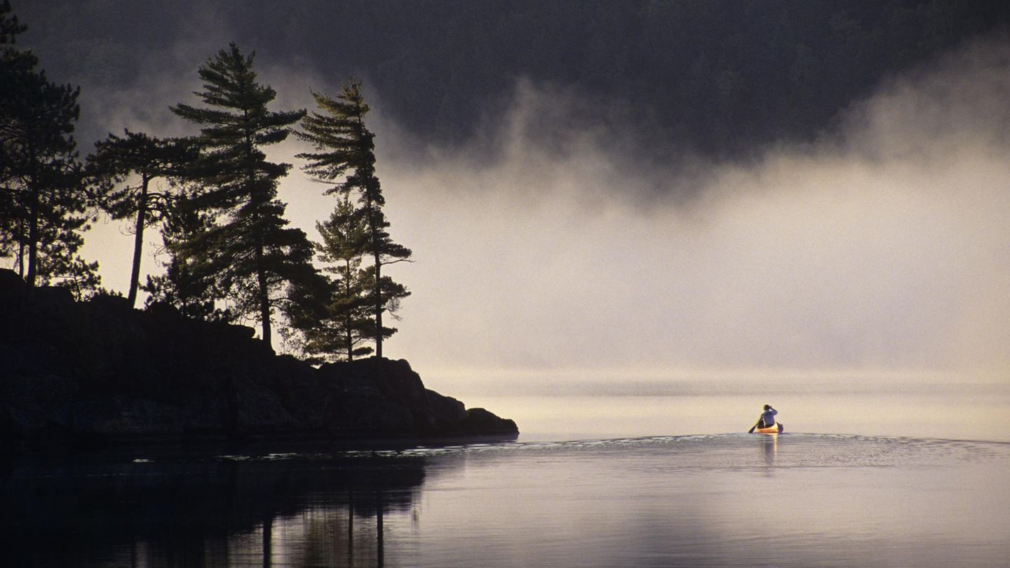 Algonquin Island, Kanada: Abenteuer und Einsamkeit  Dieser winzige, kiefernbewachsene Fleck auf dem Kawawaymog-See in Ontario kann nur per Kanu angesteuert werden und ist ideal für zwei. Hier steht eine gemütliche Hütte mit Dachterrasse fürs Abendessen bei Sonnenuntergang, eine schwimmende Sauna schaukelt im seichten Wasser. Daruber hinaus gibt es nur euch und die Wildnis.