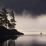 Algonquin Island, Kanada: Abenteuer und Einsamkeit  Dieser winzige, kiefernbewachsene Fleck auf dem Kawawaymog-See in Ontario kann nur per Kanu angesteuert werden und ist ideal für zwei. Hier steht eine gemütliche Hütte mit Dachterrasse fürs Abendessen bei Sonnenuntergang, eine schwimmende Sauna schaukelt im seichten Wasser. Daruber hinaus gibt es nur euch und die Wildnis.