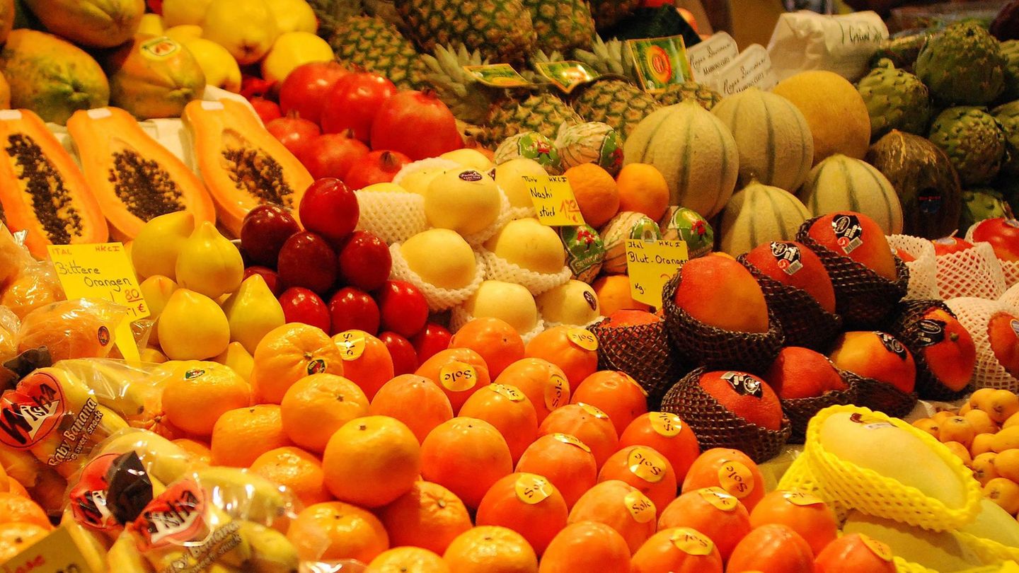 Supermarktauslage mit verschiedenem Obst
