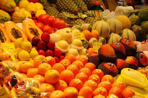 Supermarktauslage mit verschiedenem Obst