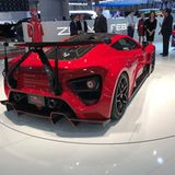 Der mächtige Heckspoiler sorgt für Abtrieb