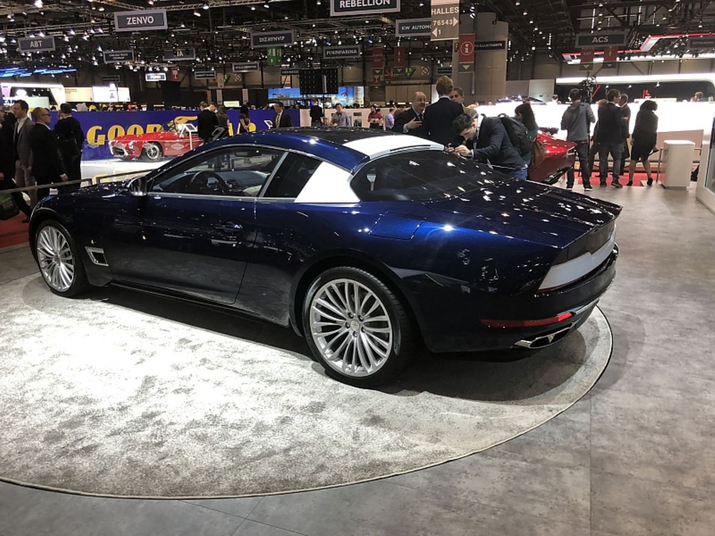 Das Design des Touring Superleggera Sciadipersias erinnert an die 70er Jahre