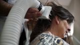 Kundin Monika Beloch lässt die Prozedur geduldig über sich ergehen: Shakra tötet die Blutsauger mit 55 Grad Celsius heißer Luft aus einem Schlauch ab. Die Wärme trocknet die Blutsauger.