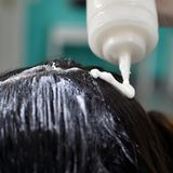 In einem nächsten Schritt trägt der Frisör eine Creme mit Dimeticon auf. Der Wirkstoff steckt auch in Anti-Läuse-Mitteln aus der Apotheke. Sie sind deutlich preiswerter, allerdings nimmt die Selbstbehandlung viel Zeit in Anspruch.