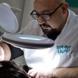 Feinschliff mit einem Läusekamm: Nach einer einzelnen Behandlung sollen alle Kopfläuse verschwunden sein. Die Prozedur ist recht kostspielig: Kunden mit kurzen Haaren zahlen 79 Euro, Kunden mit langen Haaren 119 Euro. Kaffee und Keks sind inklusive.