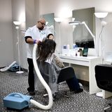 Das Heißluftgerät erinnert an eine Art riesigen Staubsauger. Statistiken zu der Häufigkeit von Kopflausbefällen gibt es in Deutschland nicht. Die Parasiten sind nur dann meldepflichtig, wenn sie in Gemeinschaftseinrichtungen wie Schulen ausbrechen.