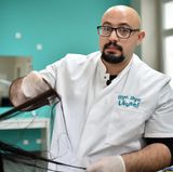 Ein Frisörsalon der etwas anderen Art: Statt mit Schere und Rasierer arbeitet Naram Shakra mit heißer Luft und einem Kamm. Der Salon "Bye bye Läuse" im Berliner Stadtteil Prenzlauer Berg hat sich auf Kunden mit Läusebefall spezialisiert.