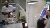 Rund zehn Kunden kommen durchschnittlich in einer Woche. Naram Shakra trägt zunächst ein Anti-Läuse-Shampoo auf. Eine einzelne Behandlung im Salon "Bye bye Läuse" dauert rund anderthalb Stunden.