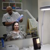 Rund zehn Kunden kommen durchschnittlich in einer Woche. Naram Shakra trägt zunächst ein Anti-Läuse-Shampoo auf. Eine einzelne Behandlung im Salon "Bye bye Läuse" dauert rund anderthalb Stunden.