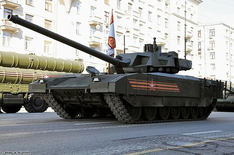 Das Fahrwerk lässt sich ein- und ausfahren, dadurch sollen die Geländefähigkeiten des T-14 steigen.
