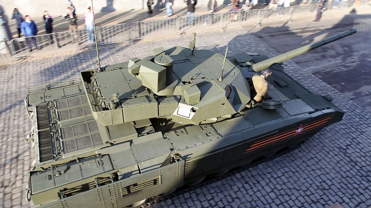 Der Trum ist unbemannt, so erzielt der große Panzer das geringe Gefechstgewicht von nur 48 Tonnen.