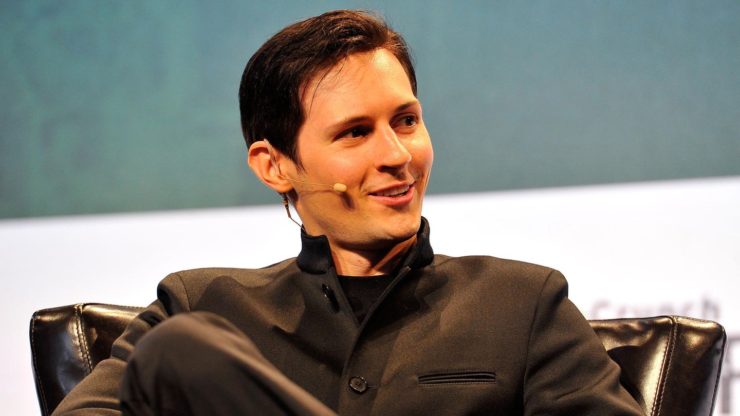 "Forbes"-Liste: Der russische Mark Zuckerberg: 2007 gründete Pavel Durov den russischen Facebook-Konkurrenten VKontakte, der heute 400 Millionen Nutzer hat. 2014 verließ er nach Konflikten mit der russischen Obrigkeit das Land und tauchte unter. Ein Großteil seines Vermögens von geschätzten 1,7 Milliarden Dollar besteht laut Forbes in Aktienanteilen seines Messaging-Dienstes Telegram, an dem er die Mehrheit hält. Mit 33 Jahren ist Durov genauso alt wie Facebook-Chef Mark Zuckerberg. Der russische Mark Zuckerberg: 2007 gründete Pavel Durov den russischen Facebook-Konkurrenten VKontakte, der heute 400 Millionen Nutzer hat. 2014 verließ er nach Konflikten mit der russischen Obrigkeit das Land und tauchte unter. Ein Großteil seines Vermögens von geschätzten 1,7 Milliarden Dollar besteht laut Forbes in Aktienanteilen seines Messaging-Dienstes Telegram, an dem er die Mehrheit hält. Mit 33 Jahren ist Durov genauso alt wie Facebook-Chef Mark Zuckerberg.