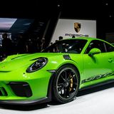 Die Welt und vor allem die Autokunden wartet auf eine Antwort auf die Dieselkrise und bekommt statt dessen PS-Boliden wie den Porsche 911 GT3RS präsentiert.