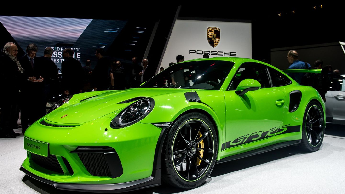 Die Welt und vor allem die Autokunden wartet auf eine Antwort auf die Dieselkrise und bekommt statt dessen PS-Boliden wie den Porsche 911 GT3RS präsentiert.