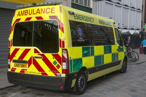 Ein Rettungswagen steht in London auf der Straße.