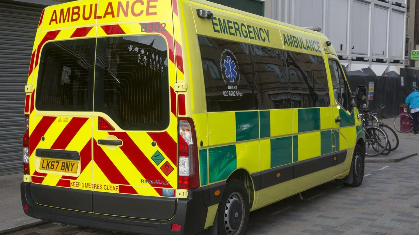 Ein Rettungswagen steht in London auf der Straße.