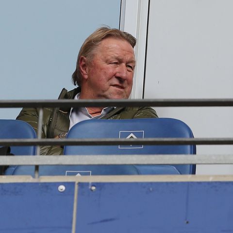 Horst Hrubesch auf der Tribüne beim Hamburger SV
