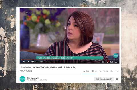 Eine Frau sitzt in einer englischen Fernsehsendung