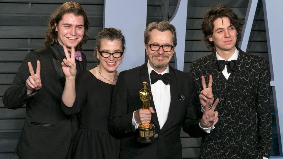 Gary Oldman mit seiner Frau und Söhnen
