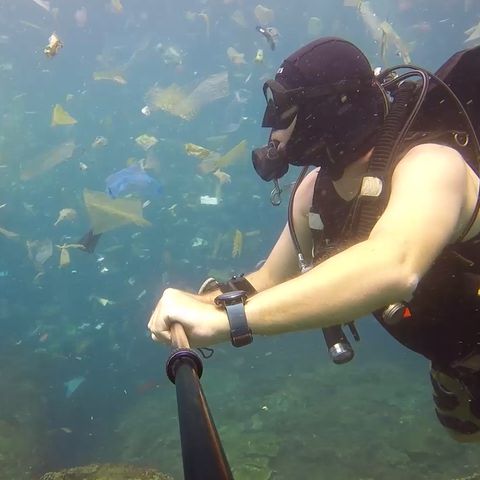Meer voller Plastikmüll: Unglaubliche Aufnahmen: Taucher schwimmt durch verdreckten Ozean vor Bali