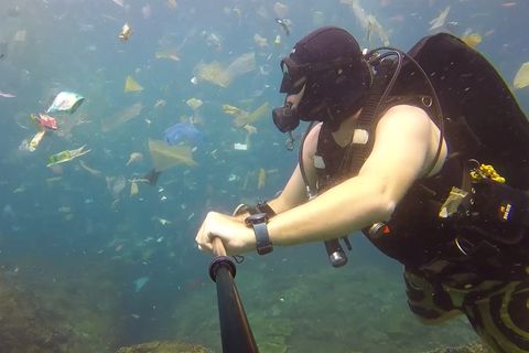 Meer voller Plastikmüll: Unglaubliche Aufnahmen: Taucher schwimmt durch verdreckten Ozean vor Bali