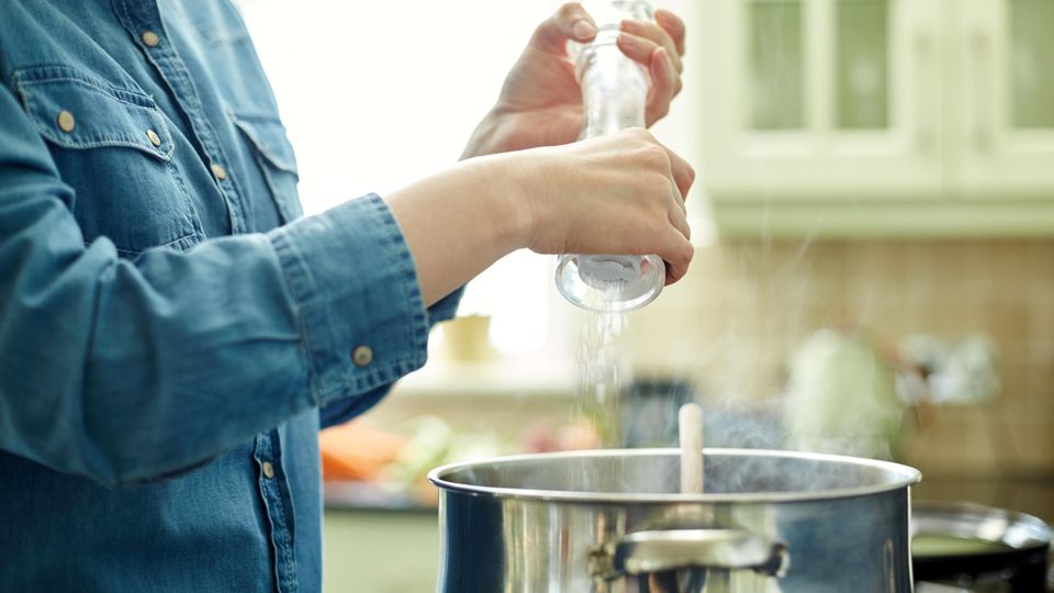 Studie bestätigt: Frischverliebte versalzen wirklich oft das Essen