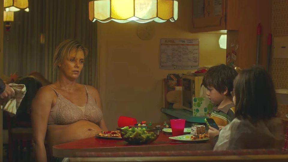 "Tully"-Kinotrailer: Ehrliche Einblicke: Charlize Theron spielt eine Mutter am Ende ihrer Kräfte