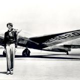 Amelia Earhart vor der Lockheed Electra, in der sie im Juli 1937 verschwand.