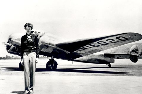 Amelia Earhart vor der Lockheed Electra, in der sie im Juli 1937 verschwand.