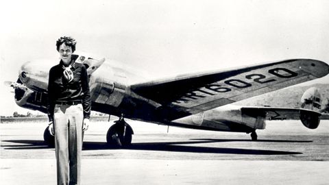 Amelia Earhart vor der Lockheed Electra, in der sie im Juli 1937 verschwand.