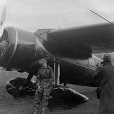 Am Samstag, den 21. Mai 1932, befand sich Amelia Earhart auf ihrer zweiten Atlantiküberquerung, als sie gezwungen wurde, in ihrem "Little Red Bus" auf einem Feld in der Nähe von Derry (Londonderry) zu landen.