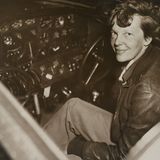 Amelia Earhart, im Cockpit ihrer Electra.