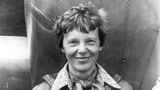  Amelia Earhart steht direkt unter der Nase ihres Lockheed Model 10-E Electra
