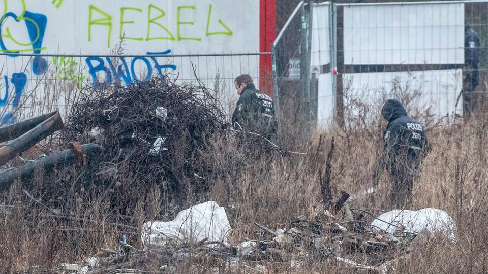 nachrichten deutschland berlin Polizisten durchsuchen ein Baugrundstück in Berlin Alt-Hohenschönhausen