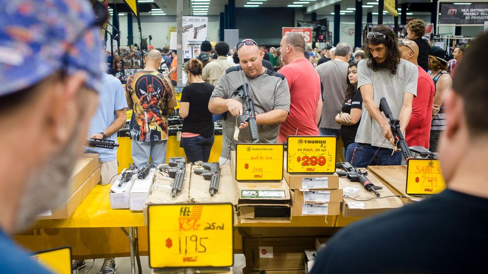 Florida: Eine Waffenmesse in Florida – nur wenige Tage nach dem Massaker im Bundesstaat Eine Waffenmesse in Florida – nur wenige Tage nach dem Massaker im Bundesstaat
