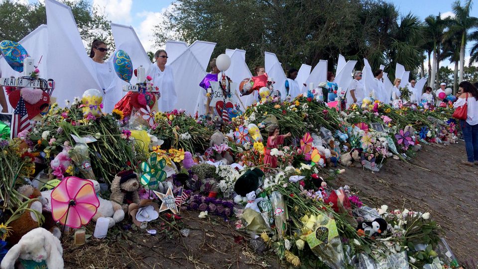 Florida: Zur Rückkehr der Schüler in die Highschool stellen Erwachsene die 17 Opfer als Engel dar Zur Rückkehr der Schüler in die Highschool stellen Erwachsene die 17 Opfer als Engel dar