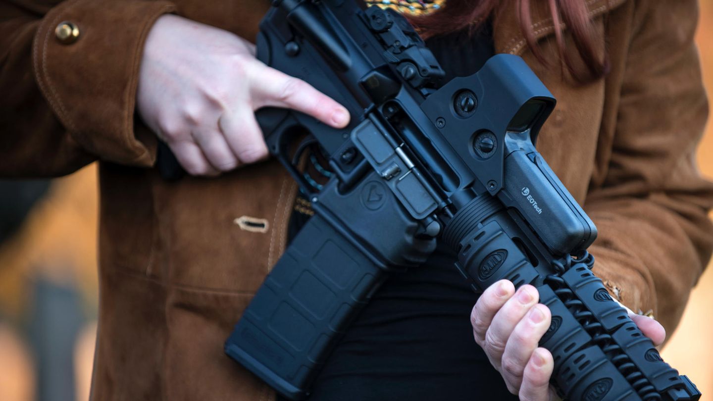 Durch das geringe Gewicht von etwa vier Kilogramm ist die AR-15 auch bei Frauen populär.