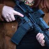 Durch das geringe Gewicht von etwa vier Kilogramm ist die AR-15 auch bei Frauen populär.