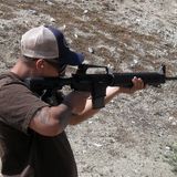 Die Waffe produziert nur einen geringen Rückstoß - das Auslaufen des Feuerstoßes bleibt daher aus,