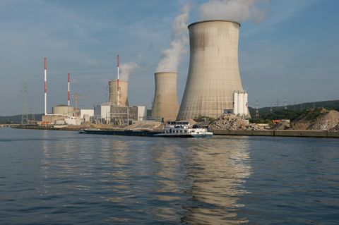 Blick vom Fluss Maas aus auf die drei Kühltürme des Kernkraftwerks Tihange in Belgien