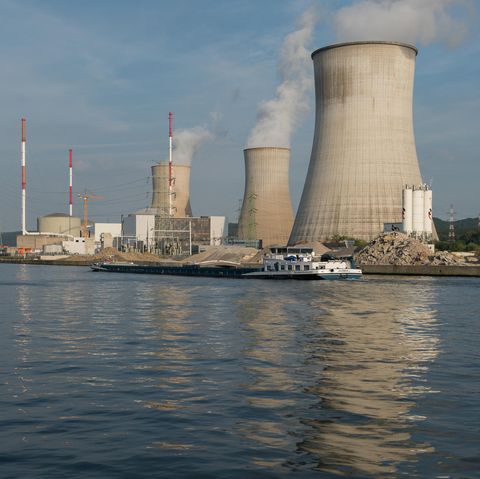 Blick vom Fluss Maas aus auf die drei Kühltürme des Kernkraftwerks Tihange in Belgien