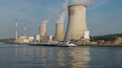 Blick vom Fluss Maas aus auf die drei Kühltürme des Kernkraftwerks Tihange in Belgien