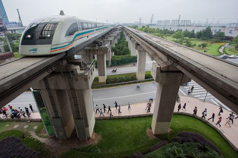 Die Magnetschwebebahn in Schanghai beschleunigt auf 350 km/h.