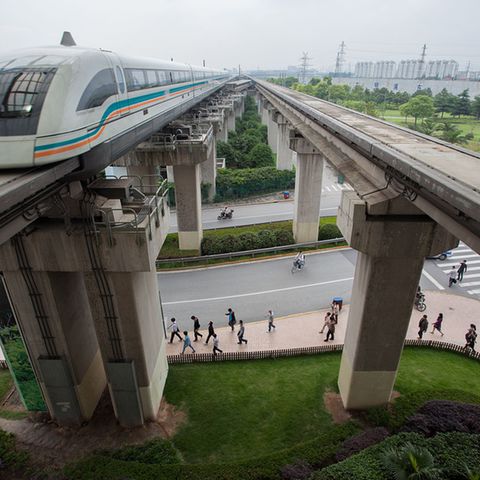 Die Magnetschwebebahn in Schanghai beschleunigt auf 350 km/h.