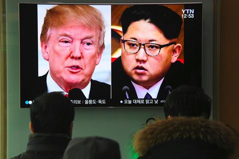 Fernseher zeigt Donald Trump und Kim Jong Un